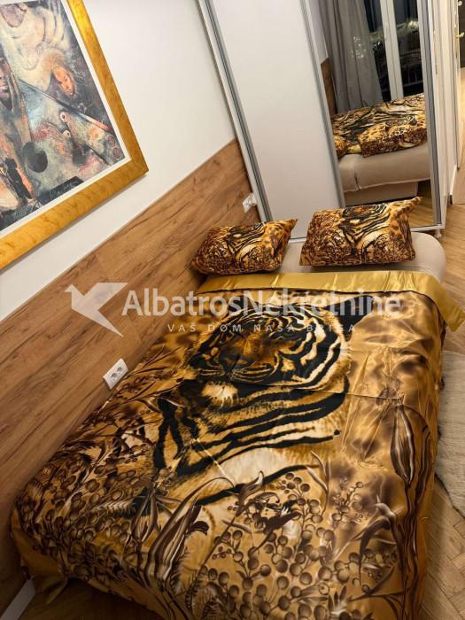 Lux garsonjera Zahumska vukov spomenik