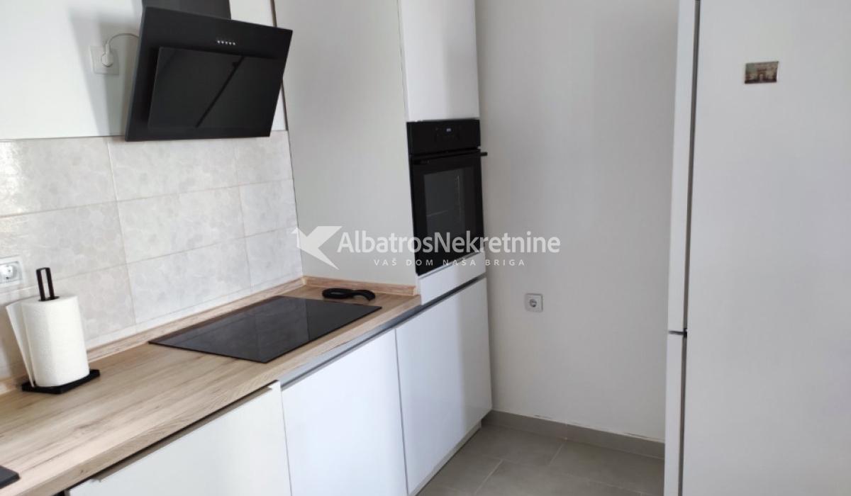 Renoviran i kompletno opremljen stan 53m2