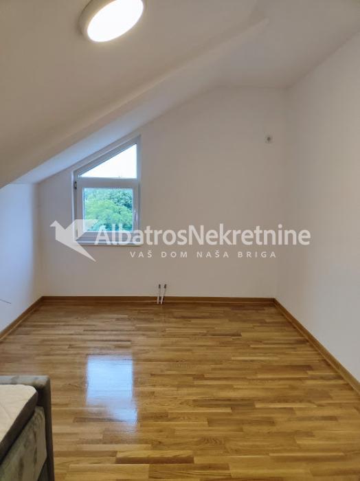 Izdaje se duplex stan sa tri spavaće sobe i dnevnim boravkom sobom u blizini okretnice tramvaja br7