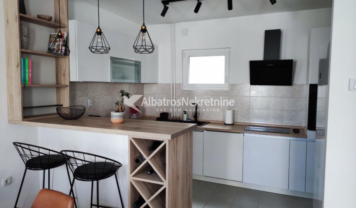 Renoviran i kompletno opremljen stan 53m2