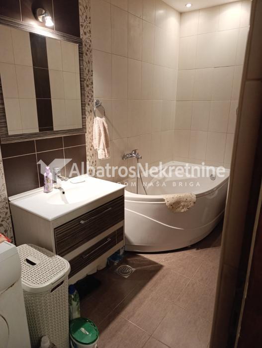 Trosoban stan dupleks Karaburma