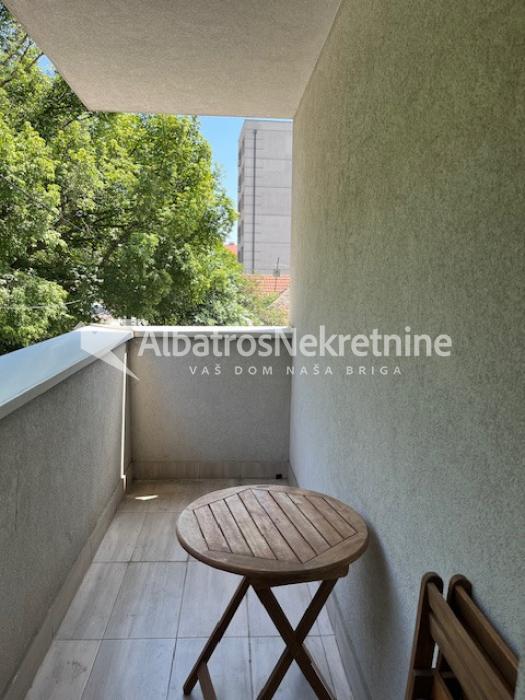 Izdaje se stan sa odvoijenom spavaćom sobom u blizini okretnice tramvaja br7
