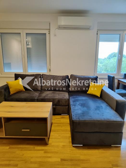 Izdaje se duplex stan sa tri spavaće sobe i dnevnim boravkom sobom u blizini okretnice tramvaja br7