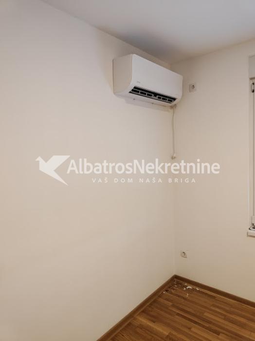 Izdaje se duplex stan sa tri spavaće sobe i dnevnim boravkom sobom u blizini okretnice tramvaja br7