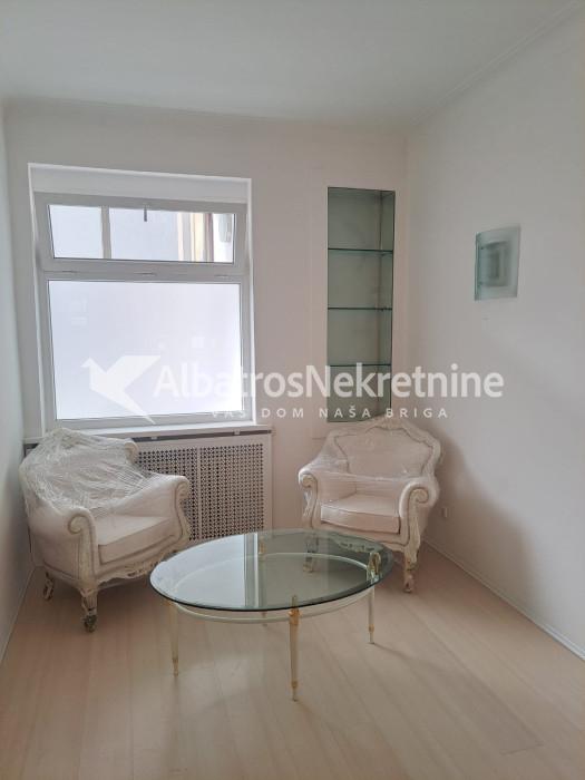 Vračar.Renoviran salonac.Poslovni prostor,skupština