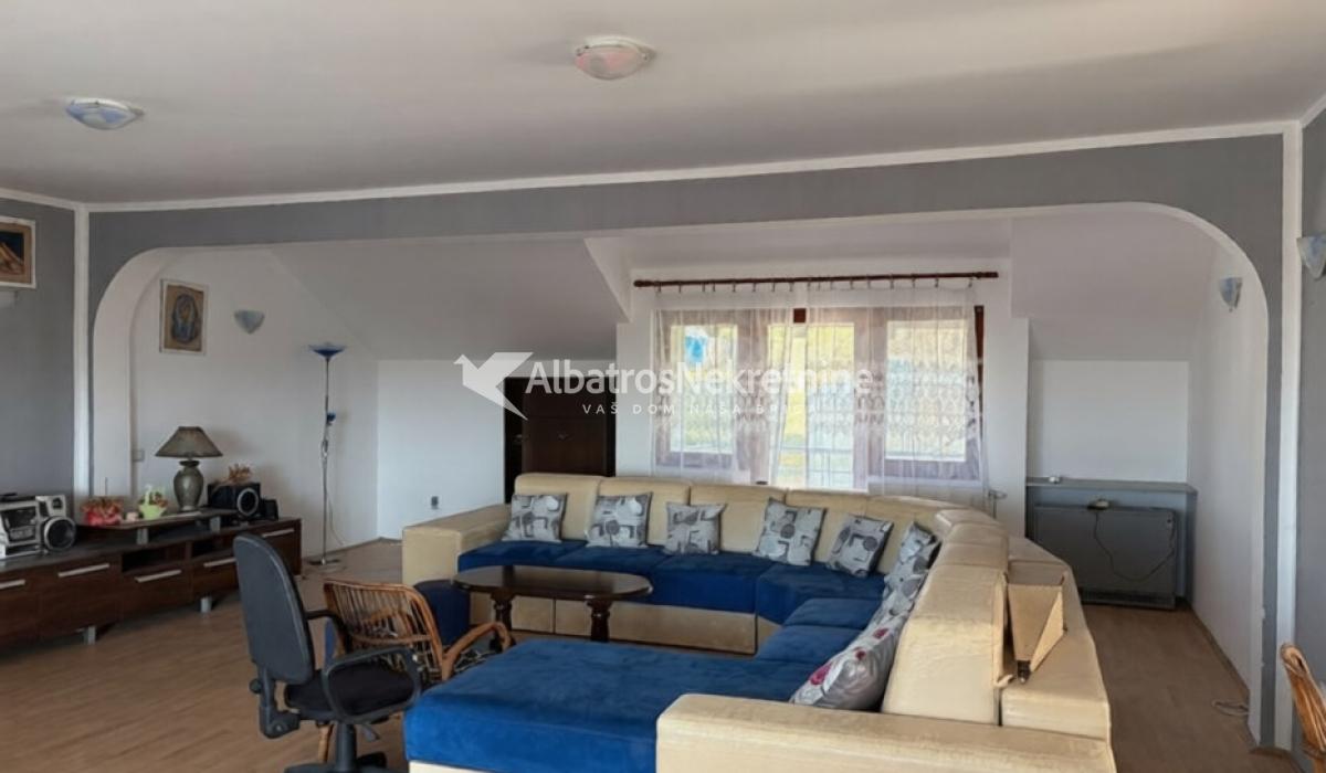 trosoban stan u Visnjici