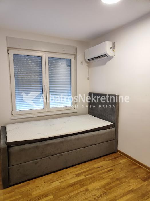 Izdaje se duplex stan sa tri spavaće sobe i dnevnim boravkom sobom u blizini okretnice tramvaja br7