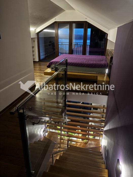 Kompletno namešten stan sa pogledom na Dunav