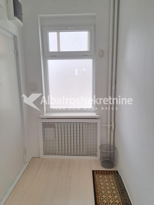 Vračar.Renoviran salonac.Poslovni prostor,skupština