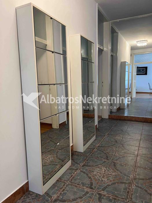 Senjak stan 135m2 sa dvorištem i parkingom