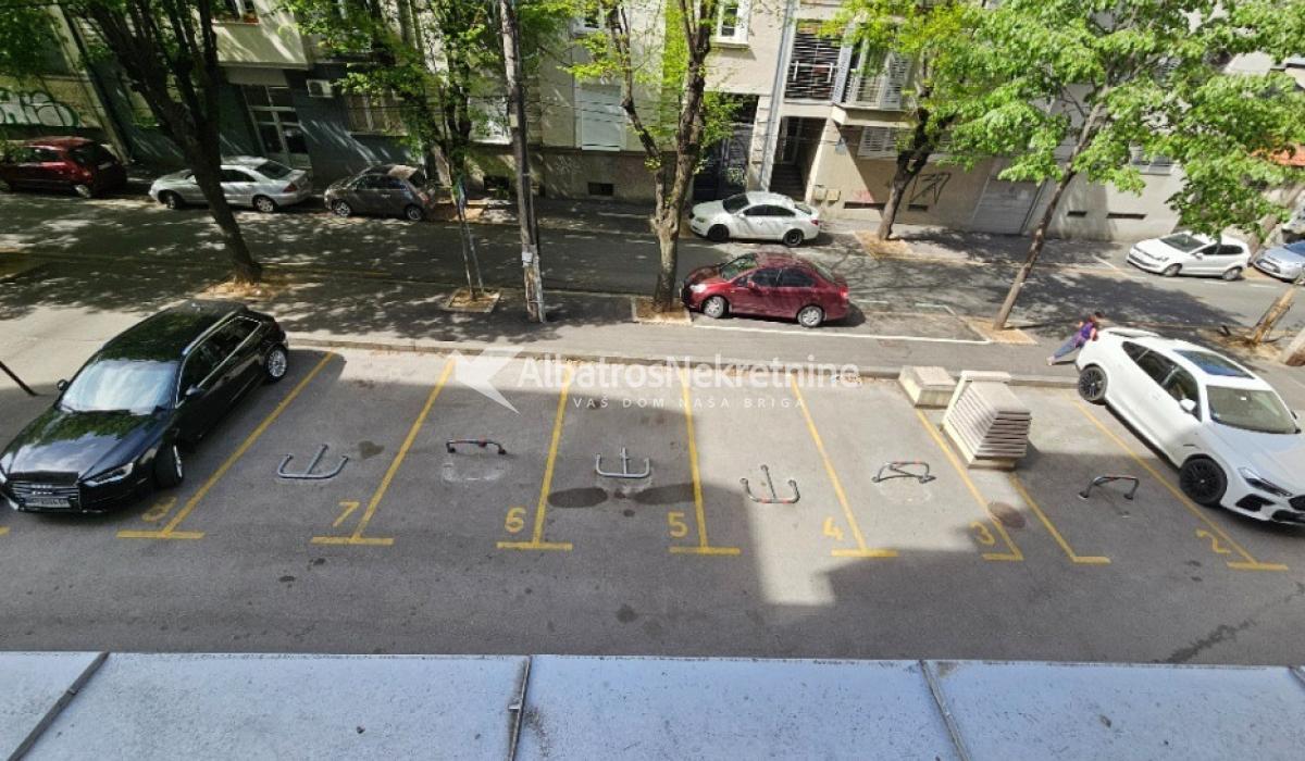 Luksuzni stan u centru 136 m2 sa 2 parking mesta
