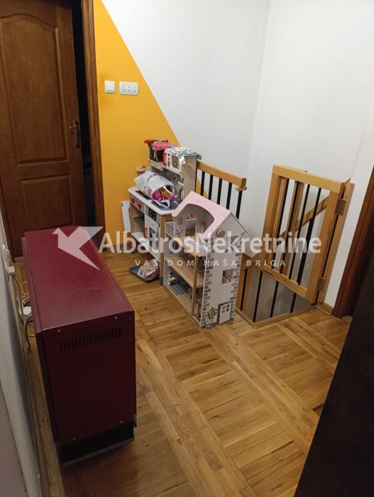 Trosoban stan dupleks Karaburma