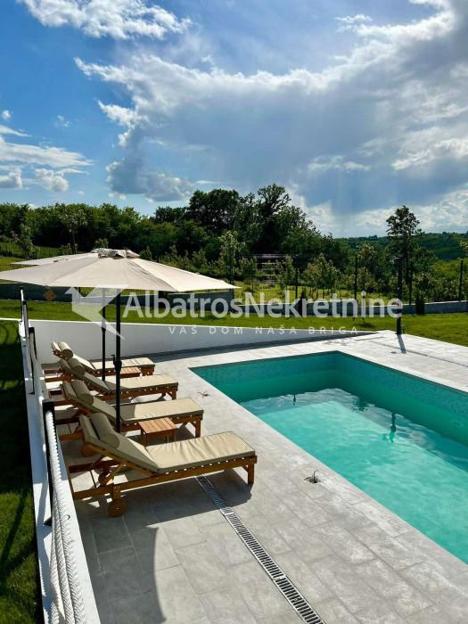 Kuca sa bazenom 147kv, plac 17,5ari, bez ulaganja.