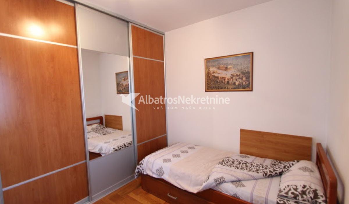 Stan sa Garažom u Jove Ilića u blizini Fon i Fpn