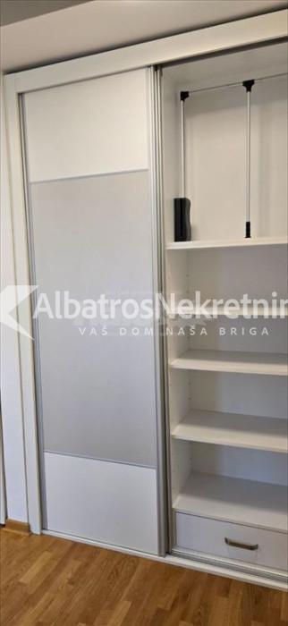 Dvosoban stan u Zemunu, Dobanovačka nova zgrada