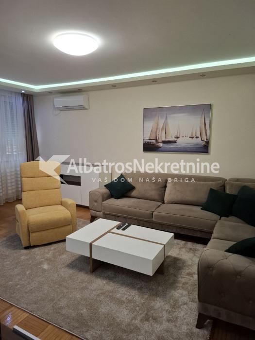 Lux renoviran, opremljen stan na odlicnoj lokaciji