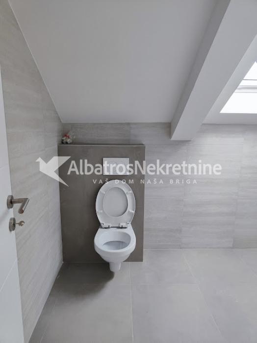 Izdaje se duplex stan sa tri spavaće sobe i dnevnim boravkom sobom u blizini okretnice tramvaja br7