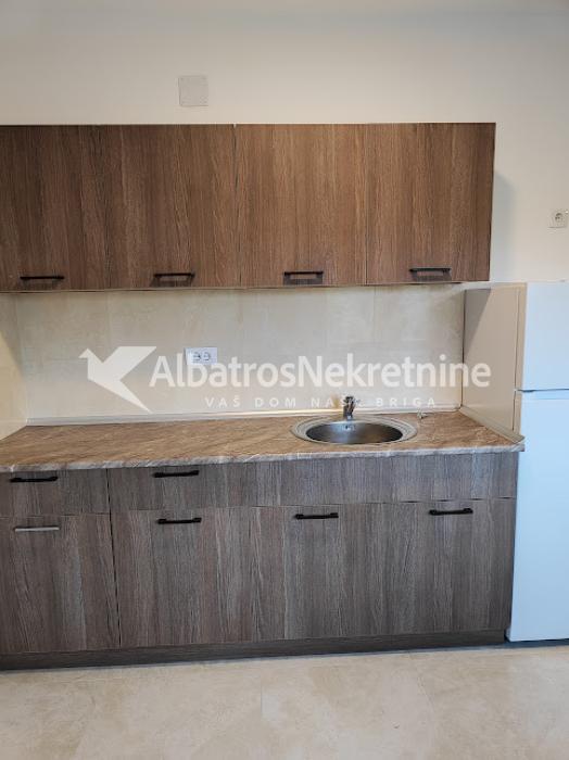 Izdaje se duplex stan sa tri spavaće sobe i dnevnim boravkom sobom u blizini okretnice tramvaja br7