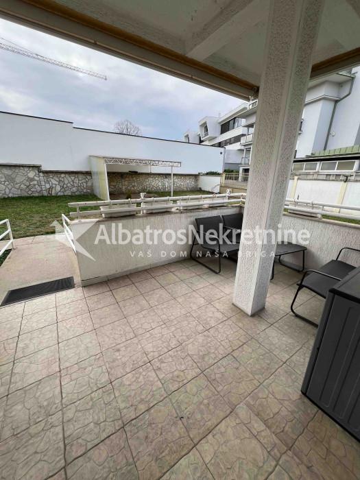 Senjak stan 135m2 sa dvorištem i parkingom