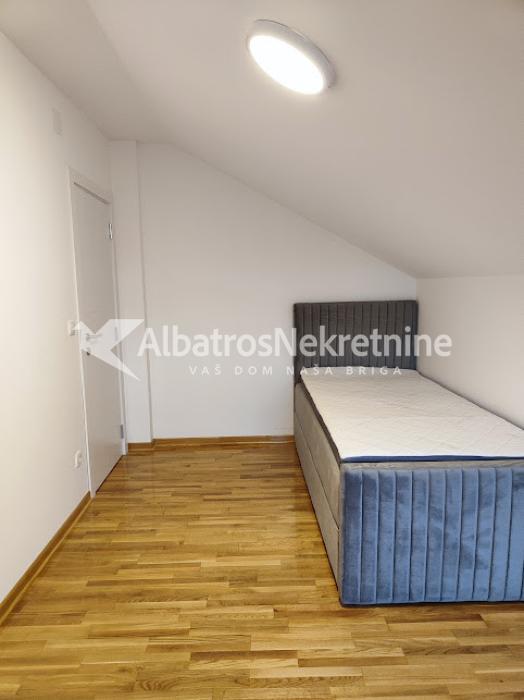 Izdaje se duplex stan sa tri spavaće sobe i dnevnim boravkom sobom u blizini okretnice tramvaja br7