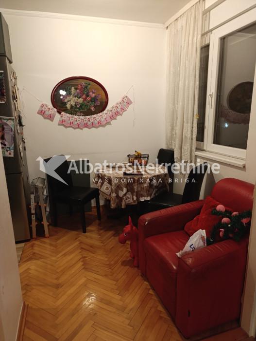 Trosoban stan dupleks Karaburma