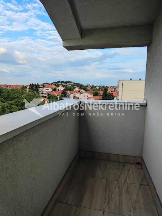 Izdaje se duplex stan sa tri spavaće sobe i dnevnim boravkom sobom u blizini okretnice tramvaja br7