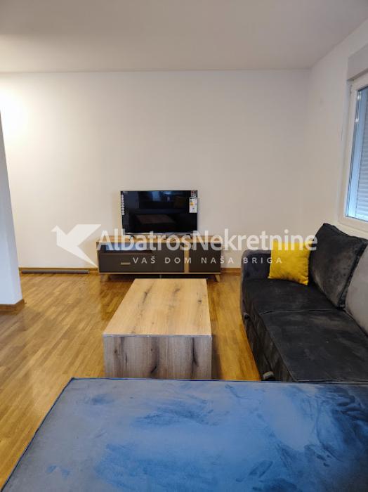 Izdaje se duplex stan sa tri spavaće sobe i dnevnim boravkom sobom u blizini okretnice tramvaja br7