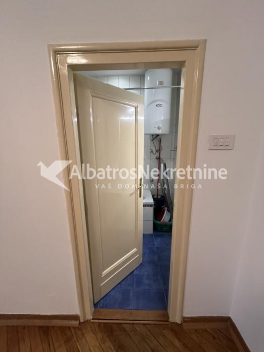 Đeram, osunčnan salonac, terasa, dvorište, 1.sprat