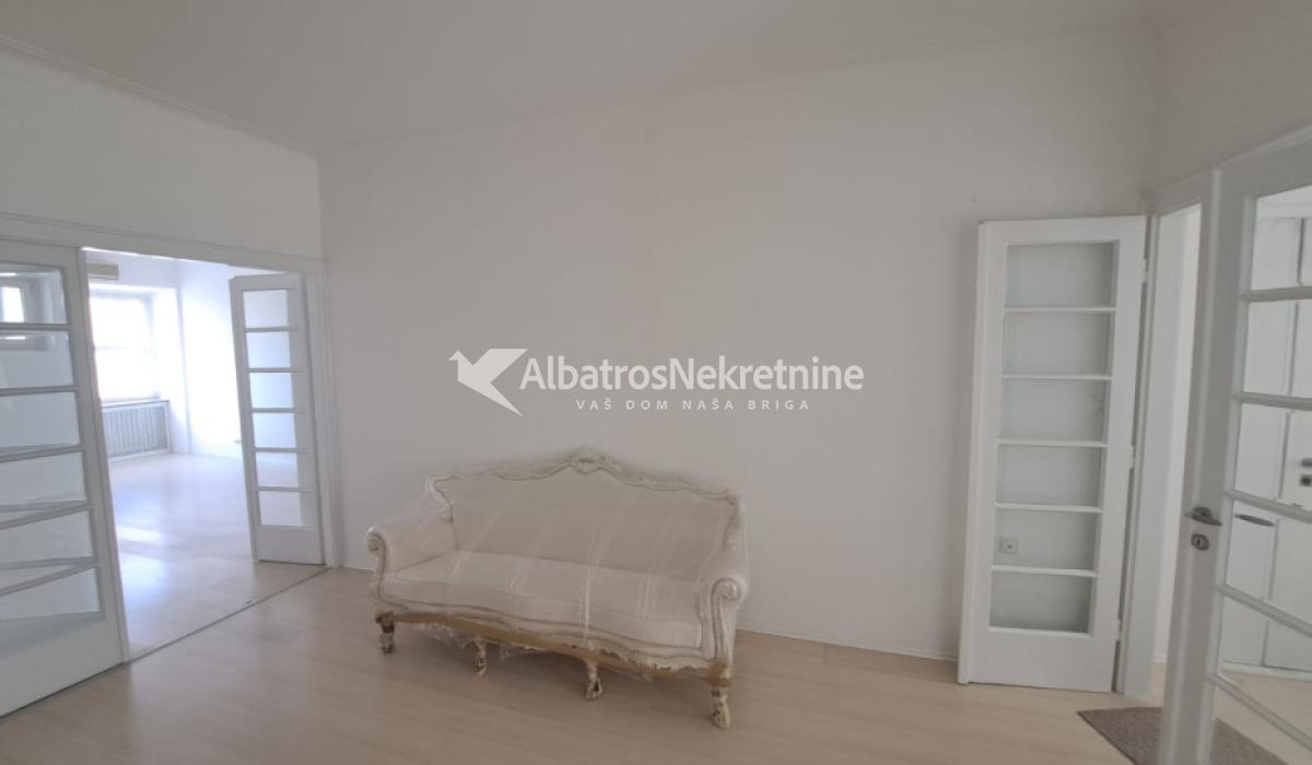 Vračar.Renoviran salonac.Poslovni prostor,skupština