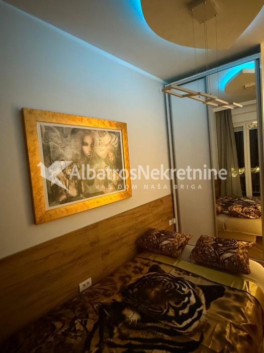 Lux garsonjera Zahumska vukov spomenik