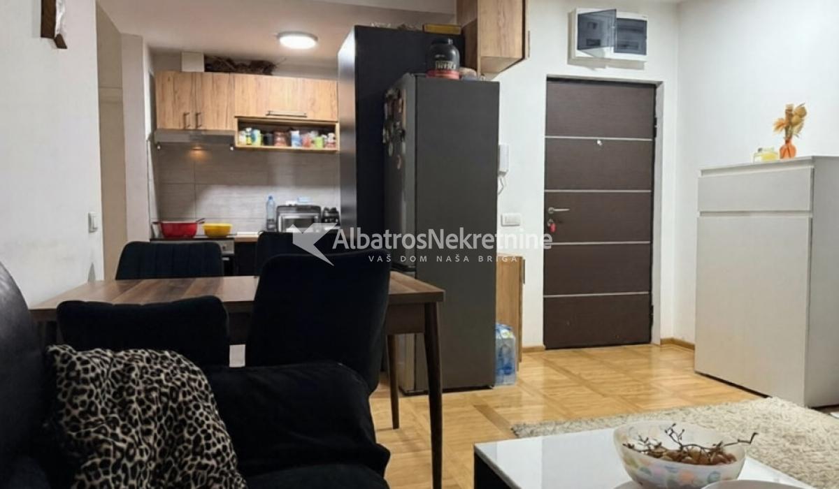 Izdaje se moderan, potpuno namešten stan + garaža