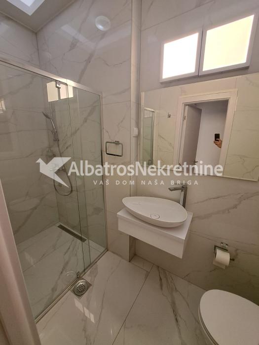 Vračar.Renoviran salonac.Poslovni prostor,skupština