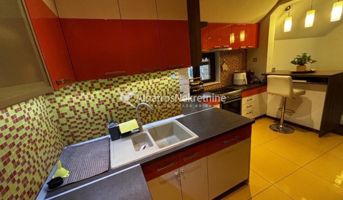 Kompletno namešten stan sa pogledom na Dunav