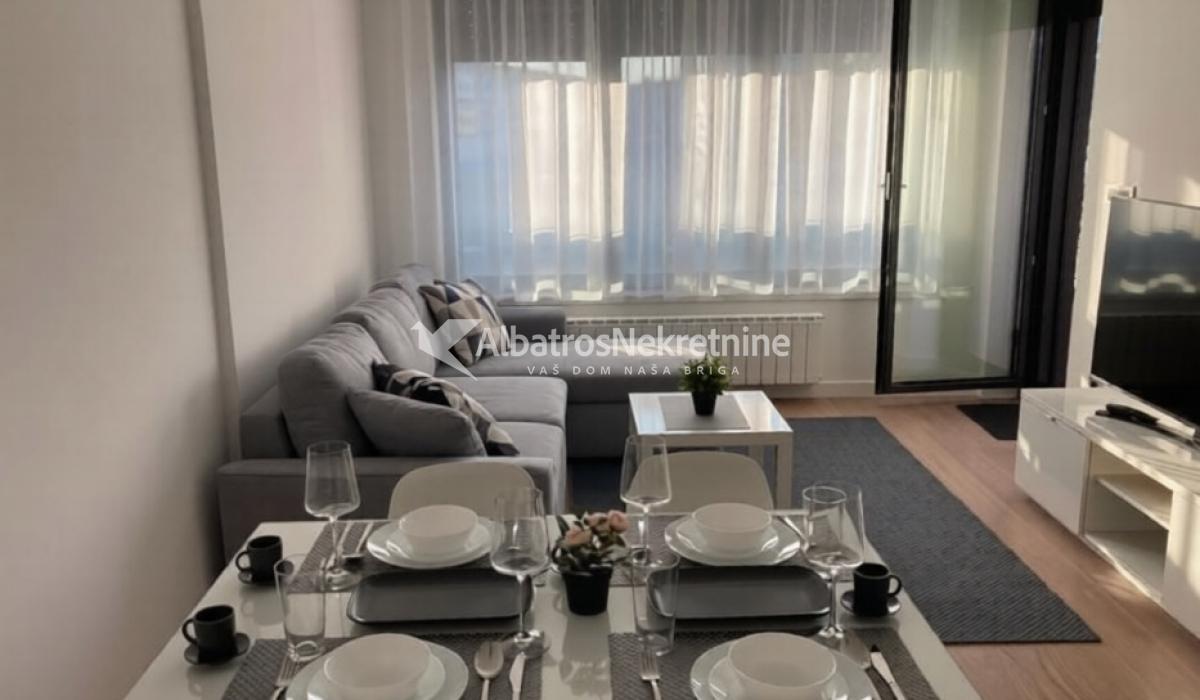 The One (Airport City) nov, garaža