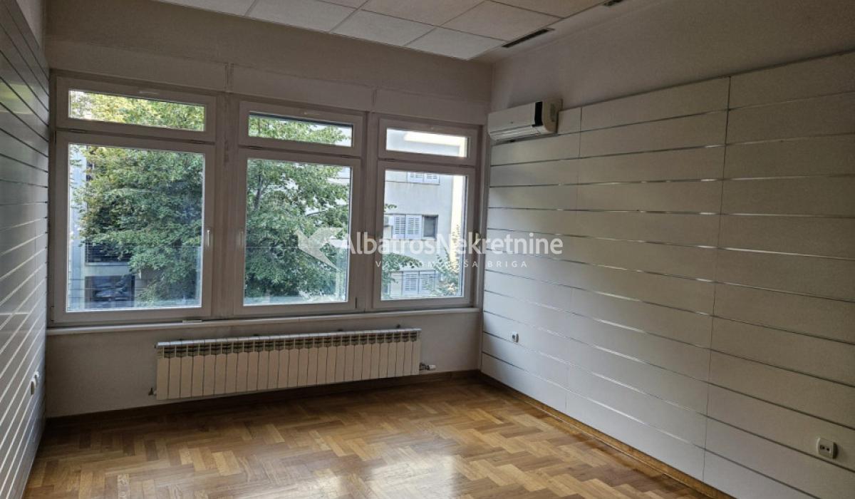 Luksuzni stan u centru 136 m2 sa 2 parking mesta