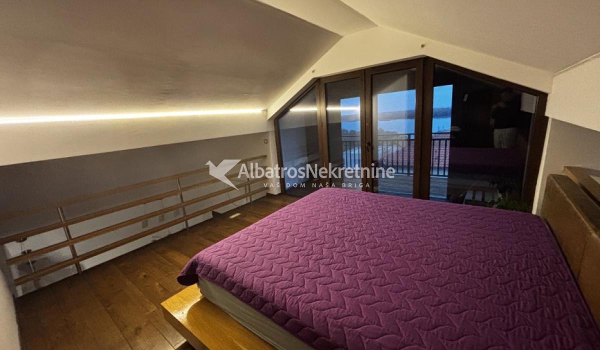 Kompletno namešten stan sa pogledom na Dunav