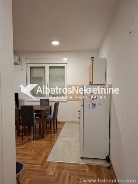 Izdaje se stan sa odvoijenom spavaćom sobom u blizini okretnice tramvaja br7