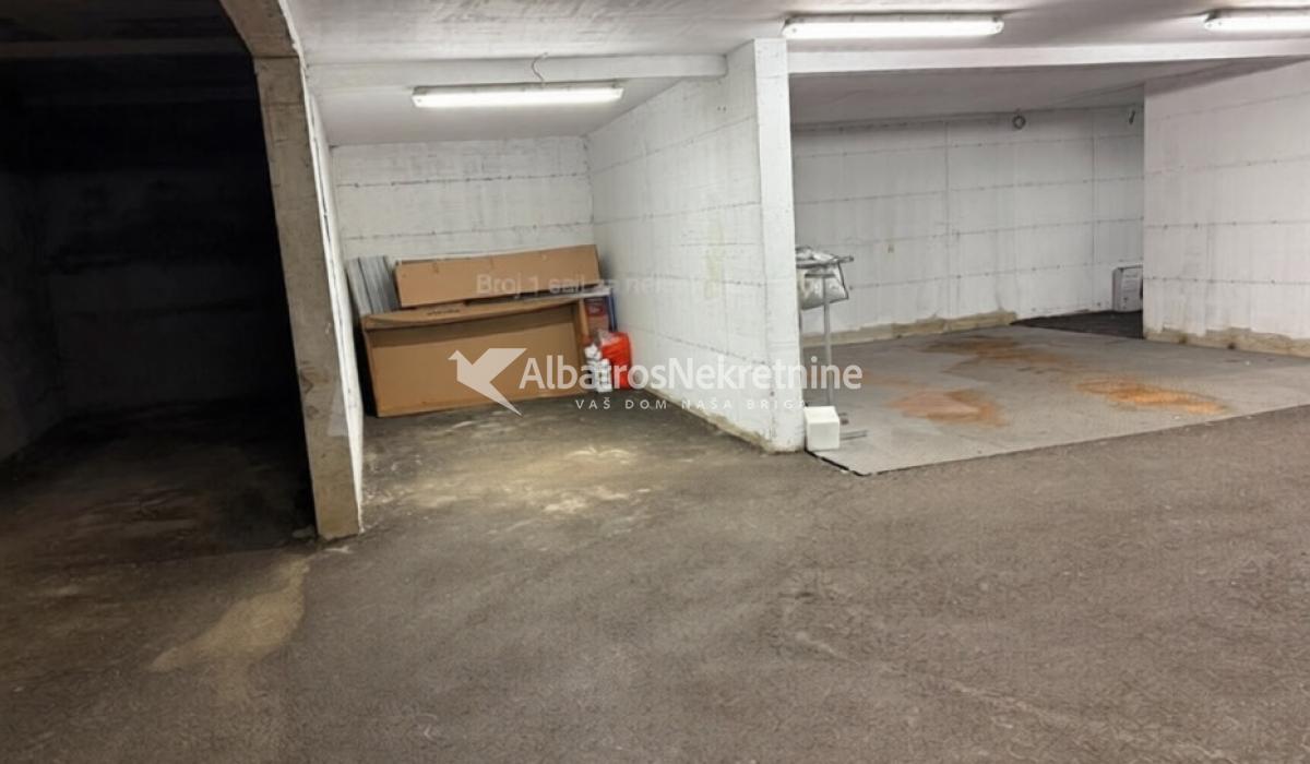 Izdaje se moderan, potpuno namešten stan + garaža