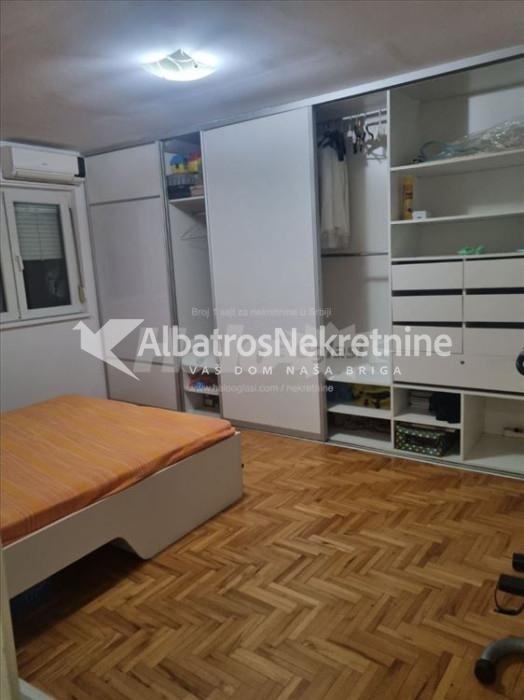 Uknjizen, Renoviran stan na Karaburmi