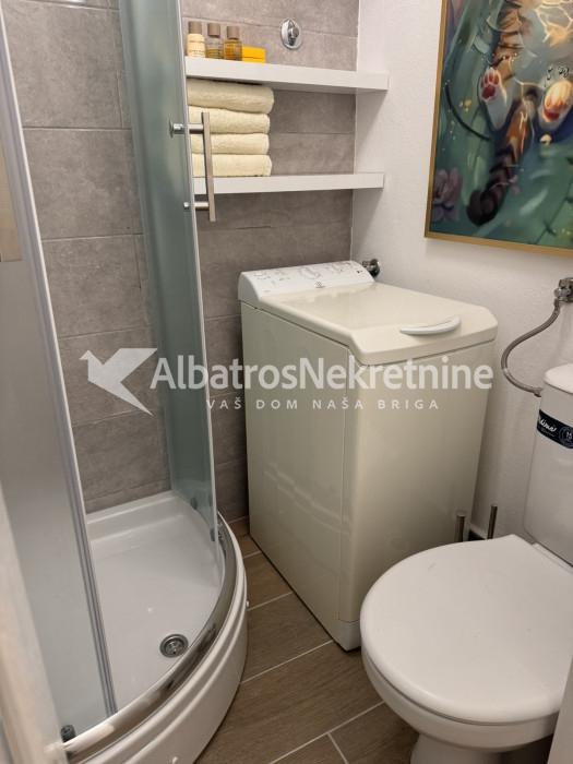 Lux garsonjera Zahumska vukov spomenik