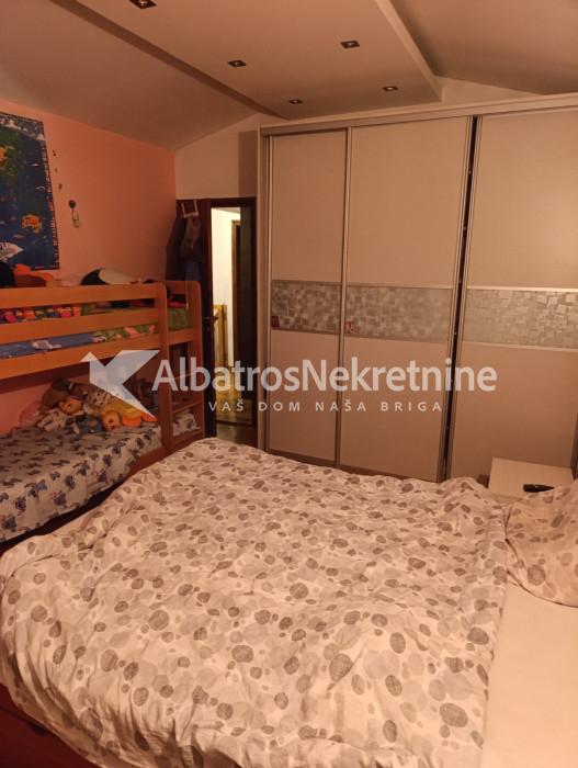 Trosoban stan dupleks Karaburma