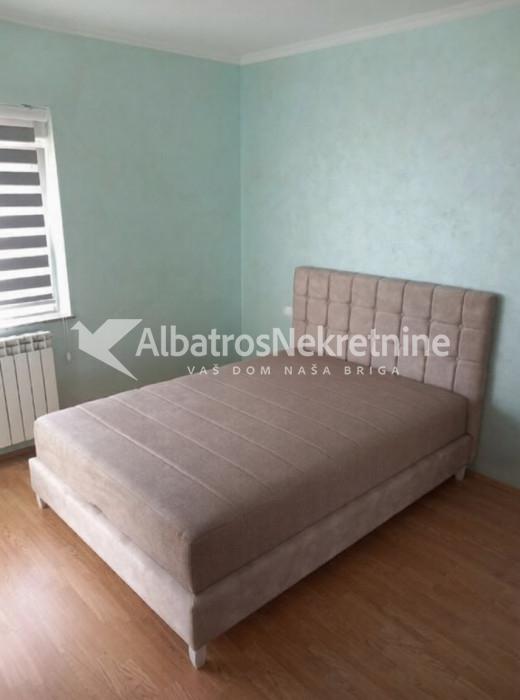 Odmah useljiv dvosoban stan na Altini