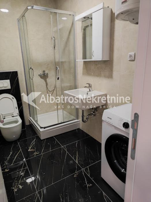 Izdaje se duplex stan sa tri spavaće sobe i dnevnim boravkom sobom u blizini okretnice tramvaja br7