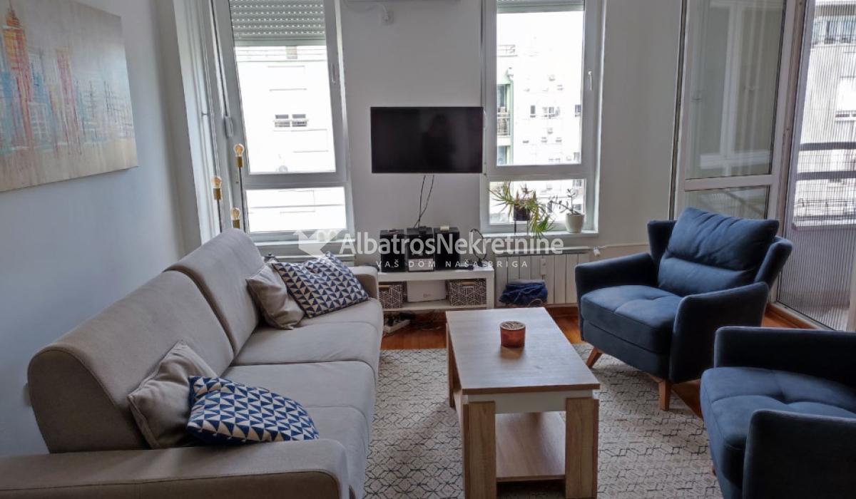 Renoviran i kompletno opremljen stan 53m2