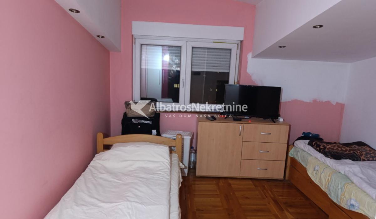 Trosoban stan dupleks Karaburma