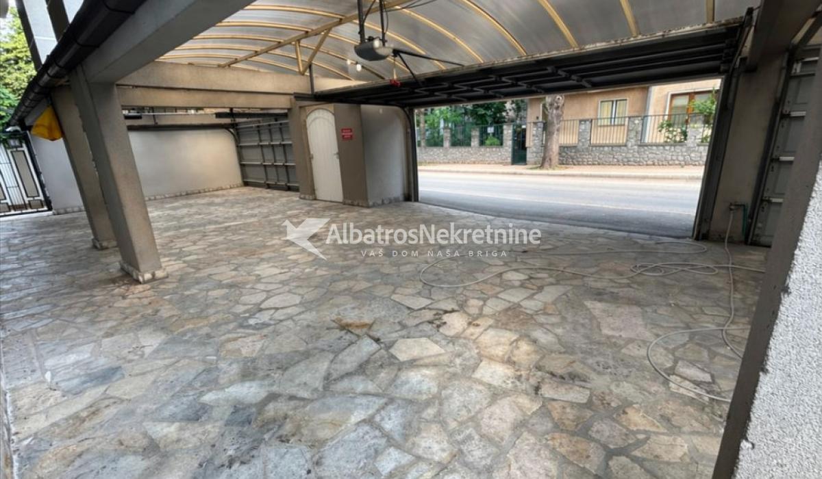 Prostran stan sa 6 soba i 2 parking mesta Voždovac