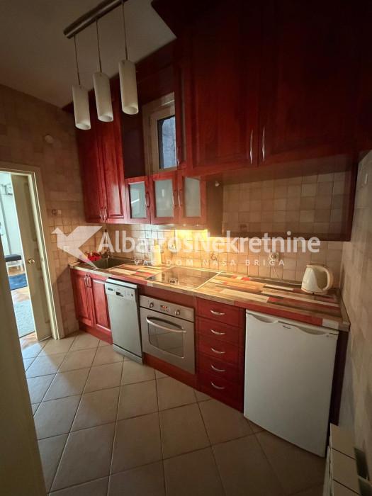 Renoviran i kompletno namešten stan u Dalmatinskoj