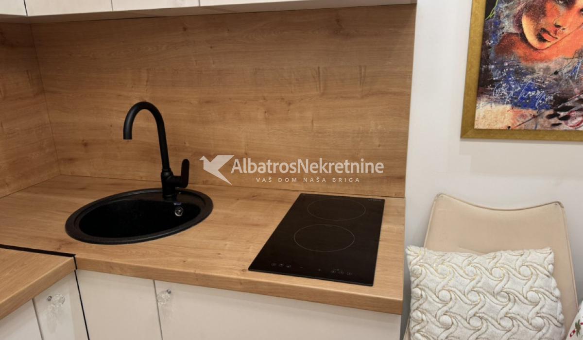 Lux garsonjera Zahumska vukov spomenik