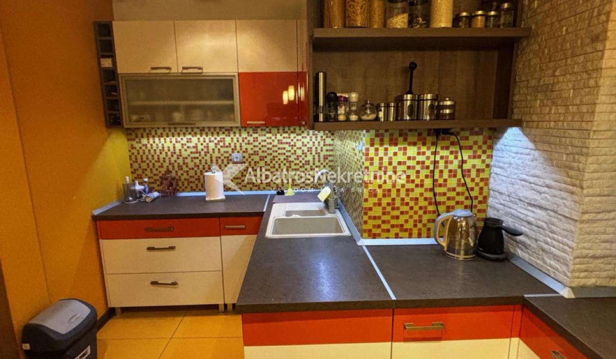 Kompletno namešten stan sa pogledom na Dunav