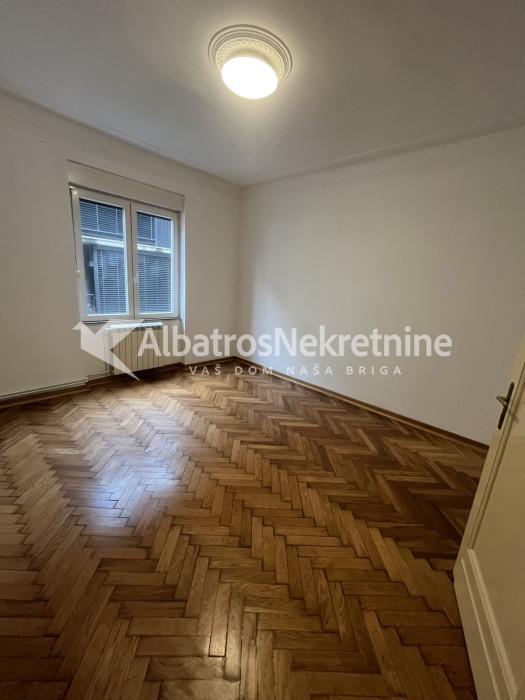 Đeram, osunčnan salonac, terasa, dvorište, 1.sprat